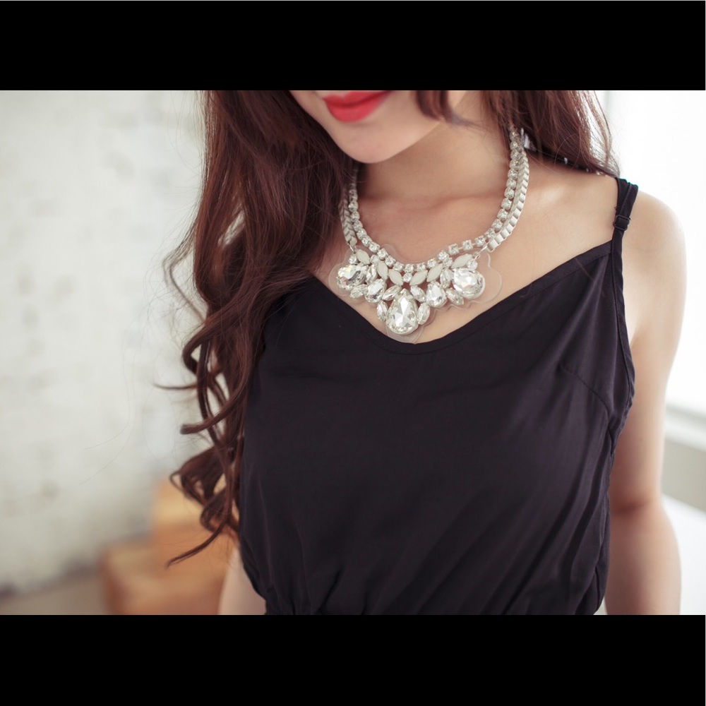 White Crystal floral necklace - Picture 3 of 5